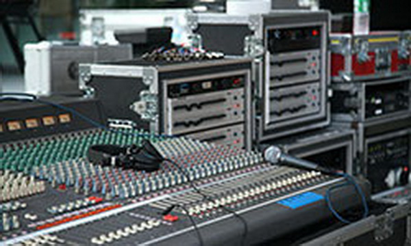 無(wú)線話筒的U段和V段區(qū)別6大區(qū)別，無(wú)線話筒的采購(gòu)技巧